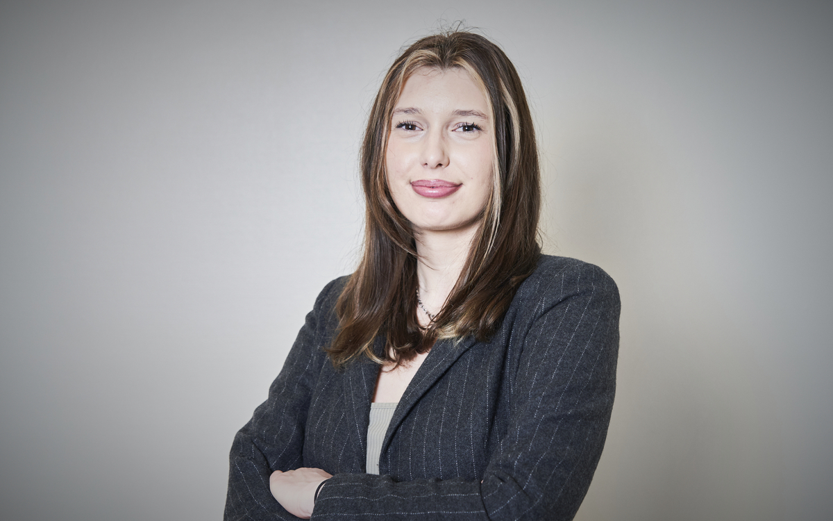 Portrait de Clémence Morel avec veste marine rayures tennis