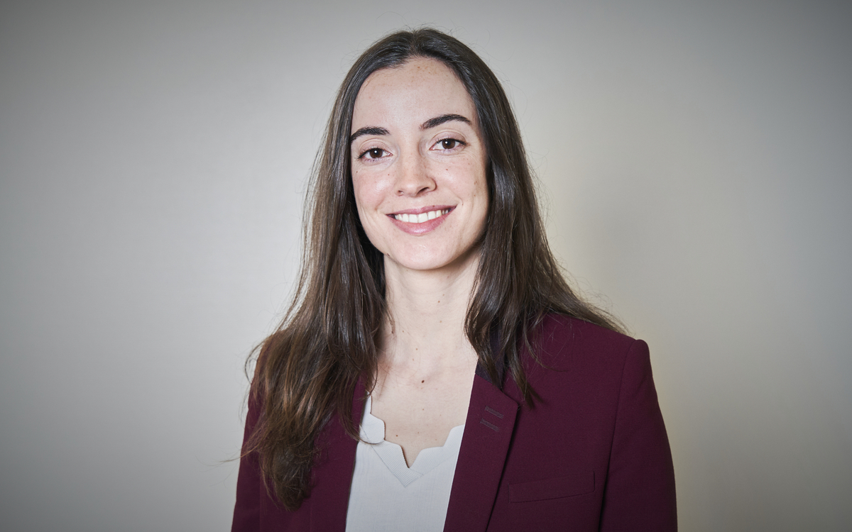 Portrait de Gaëlle CAPITAINE, veste bordeaux sur chemisier blanc