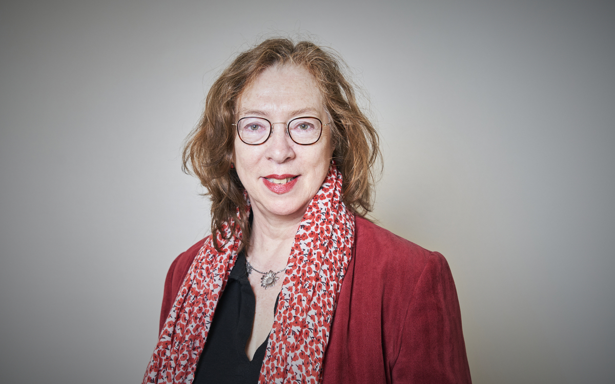 Portrait de Sidonie PARISOT avec écharpe fleurie tons rouges veste rouge et chemise noire