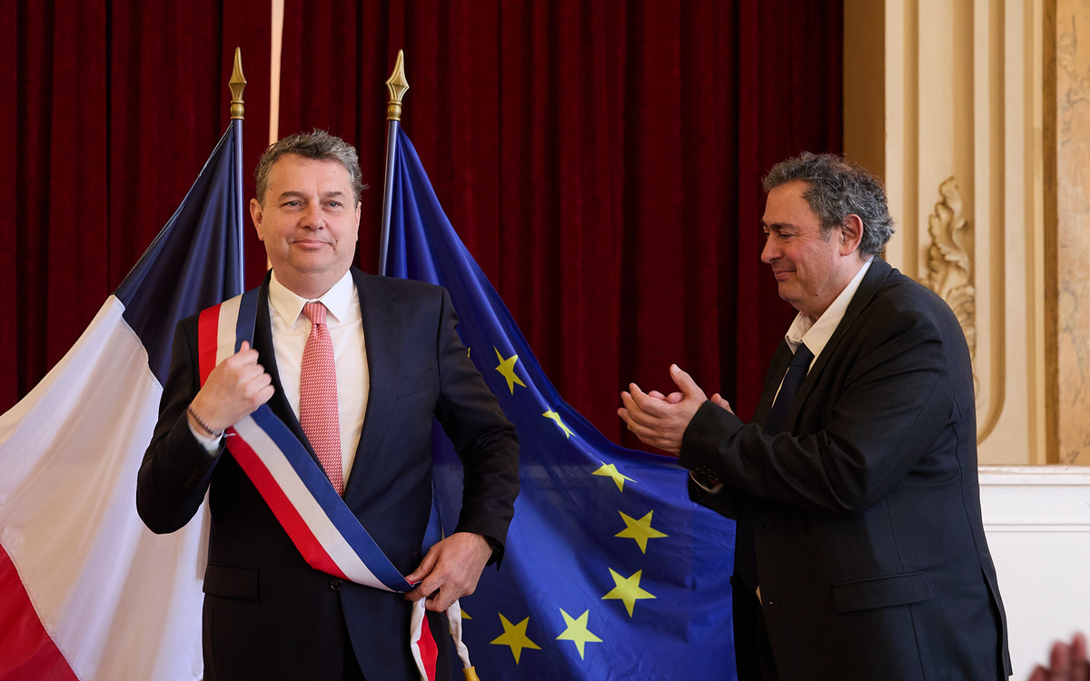 Le mairie avec son écharpe le jour de son élection lors du conseil d'installation le 6 avril 2026