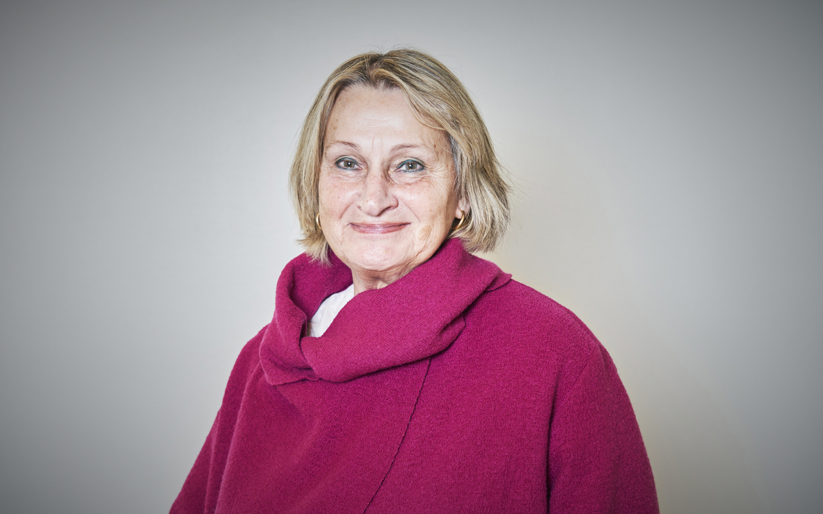 Portrait de Hélène MERMBERG avec pull fushia