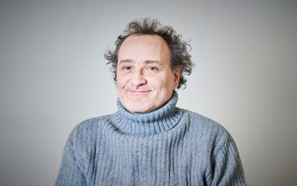 Portrait de Pierre-Emmanuel ROBERT, col roulé bleu chiné