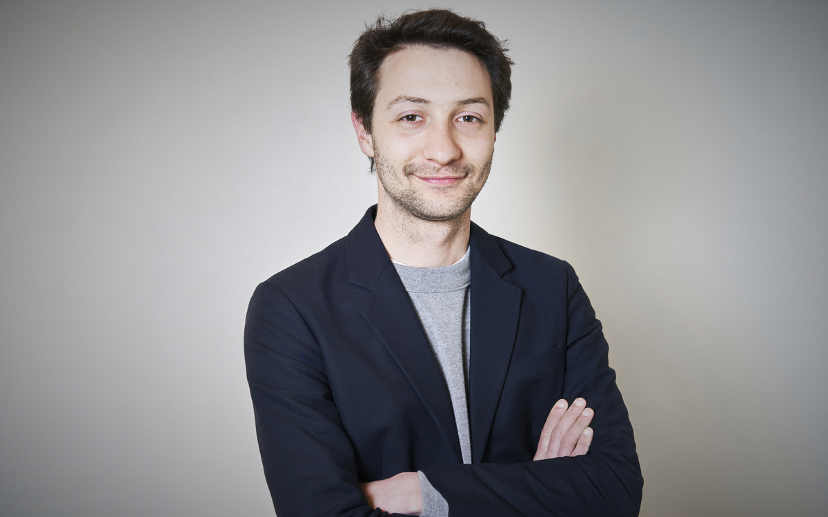 Portrait de François LAJOINIE bras croisés veste marine sur pull col rond gris claire