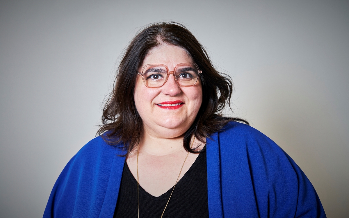 Portrait de Audrey LEBEAU-LIVÉ avec veste bleu roi sur robe noir
