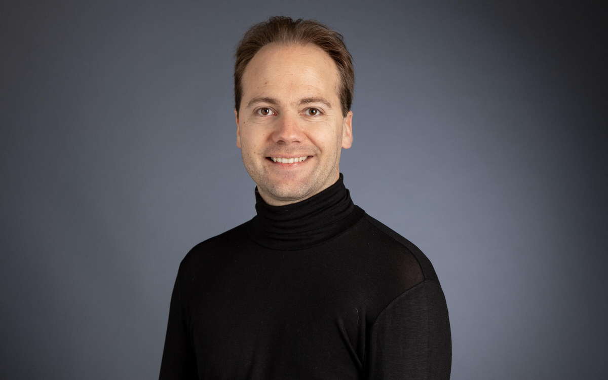 Portrait de Guillaume Durand avec col roulé noir