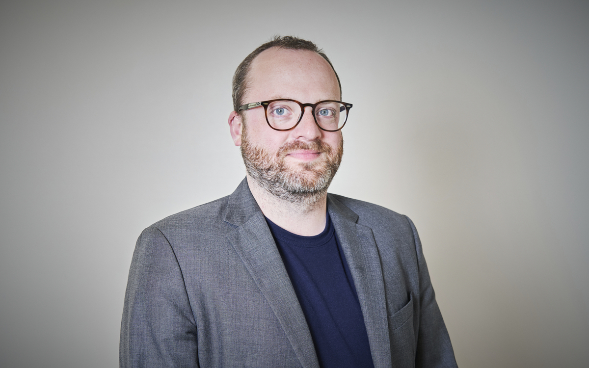 Portrait Valentin GUENANEN veste grise et tee-shirt marine