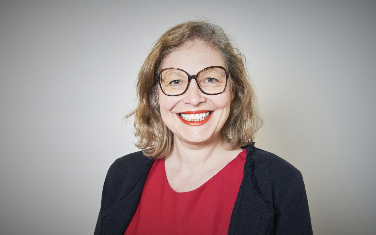 Portrait de Julie CABOT, haut rouge sous veste noire