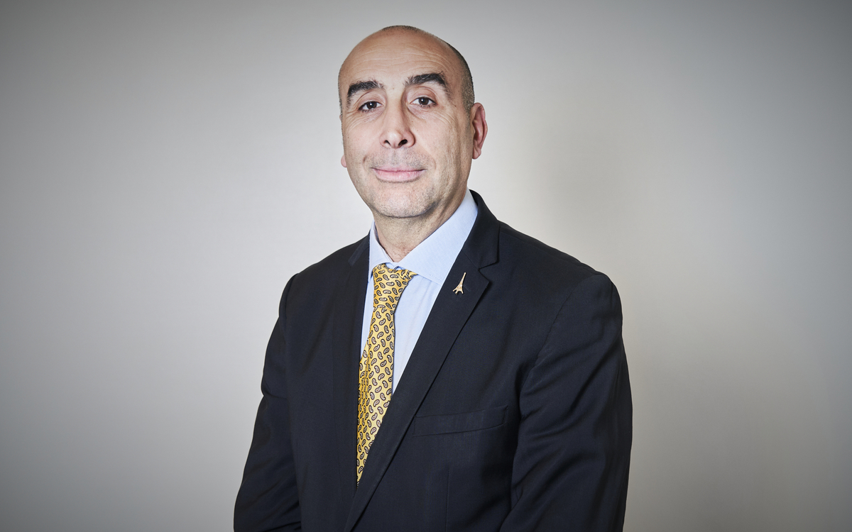 Portrait de Hakim NAILI, cravate jaune à pois veste marine et chemise bleu claire
