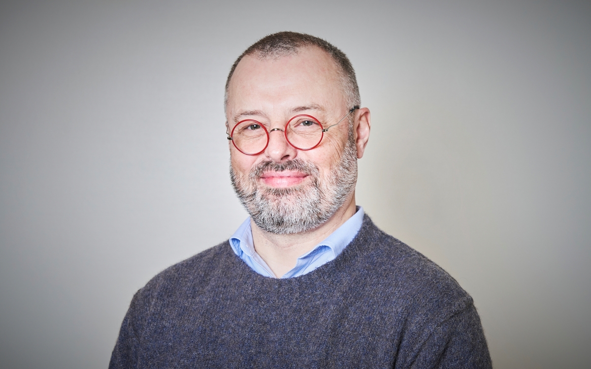 Portrait Matthieu CUA, chemise belu clair sous pull gris