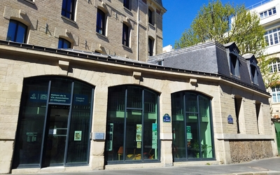 bâtiment parisien sur fond de ciel bleu