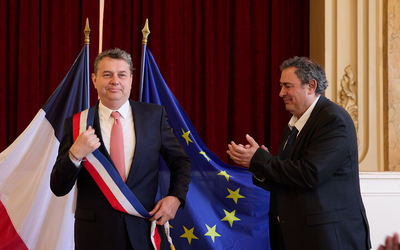 Le mairie avec son écharpe le jour de son élection lors du conseil d'installation le 6 avril 2026