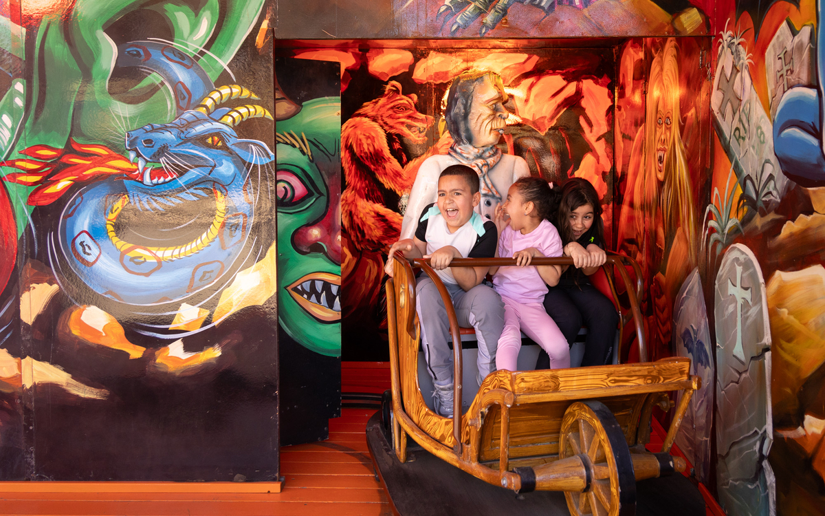 Enfants dans un train fantôme 