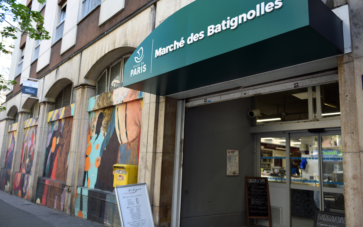 Une des entrées du marché couvert des Batignolles (17e).