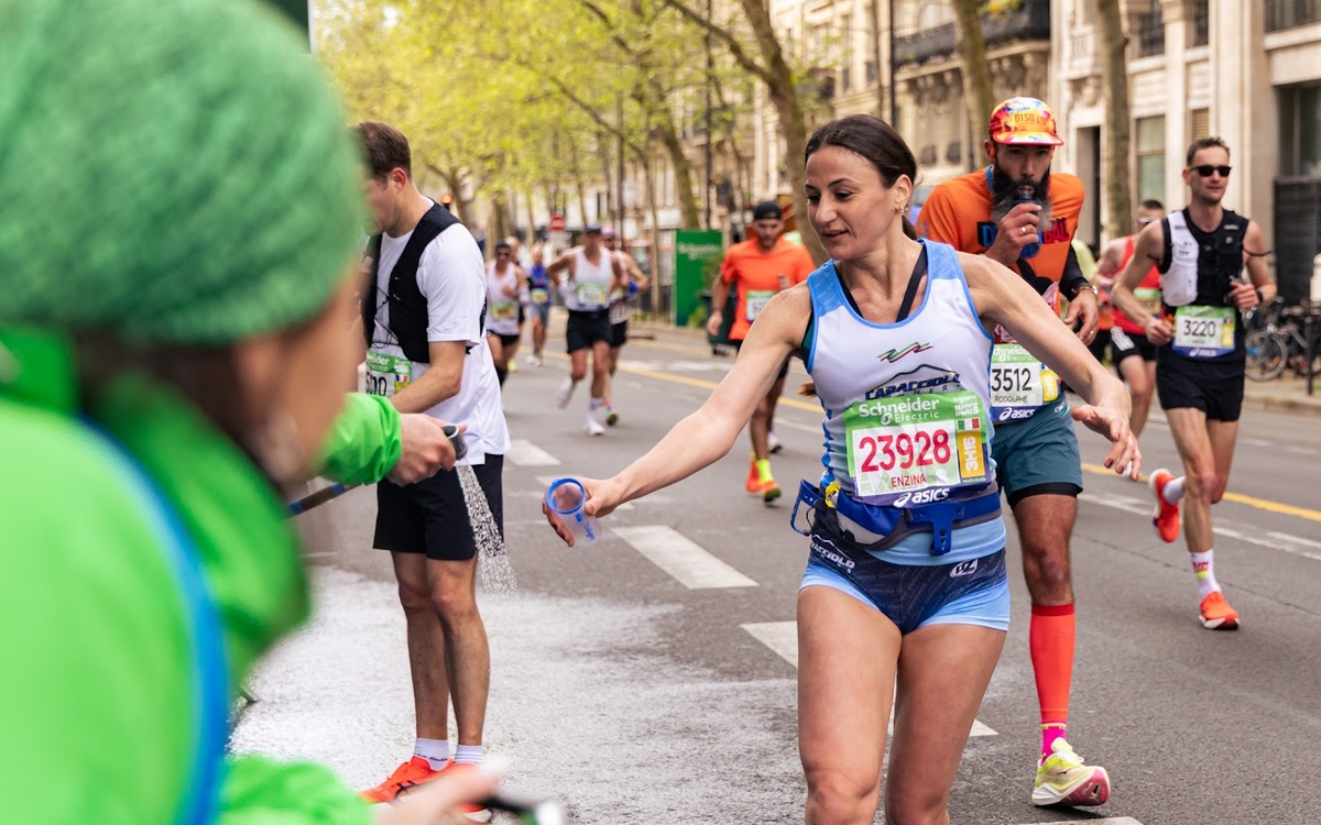 Une coureuse a rapporté son propre contenant lors de la première édition du Marathon de Paris sans plastique.