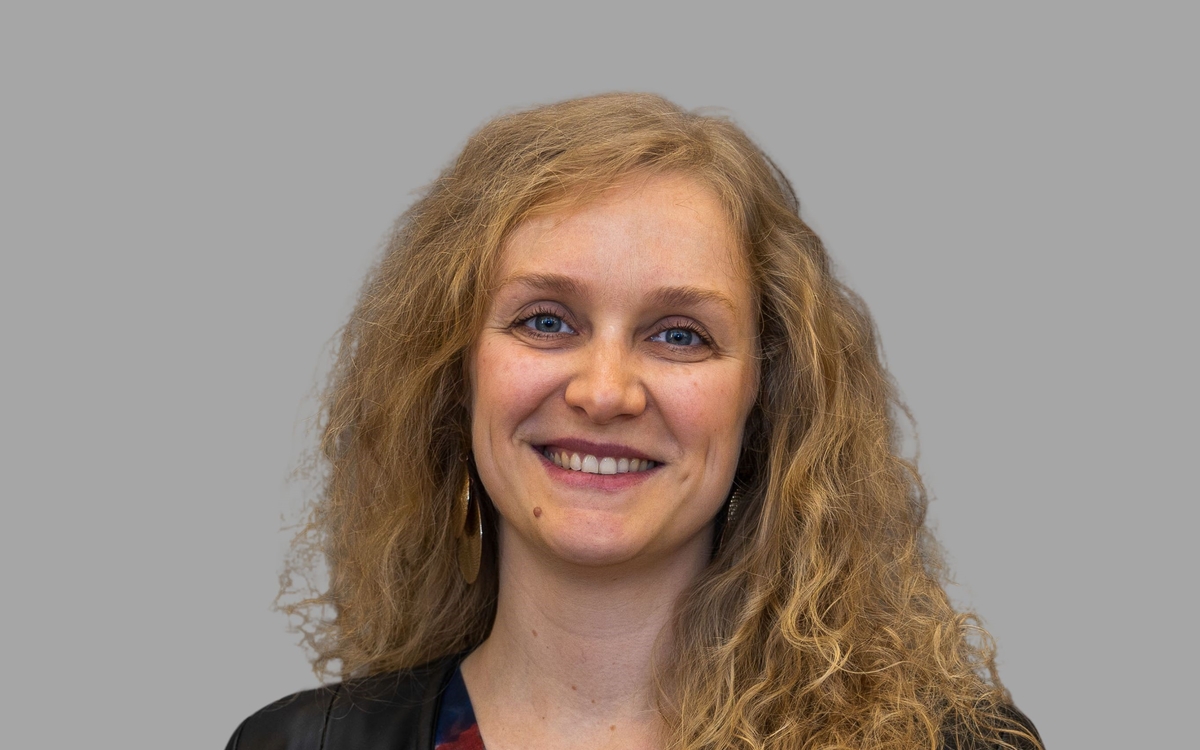 jeune femme souriante aux cheveux longs