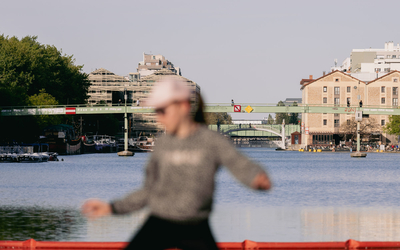 Une personne danse sous le soleil. 