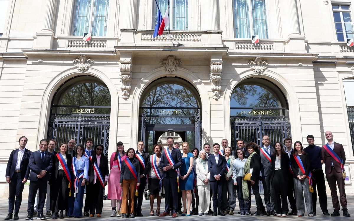 Photo des élus du Conseil d'arrondissement du 11e de la mandature 2026-2032 devant la Mairie du 11e