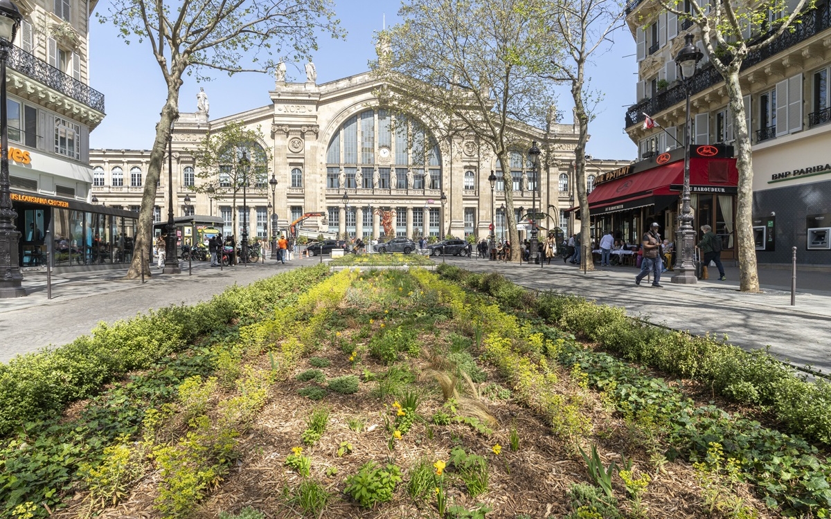 Photo des nouvelles jardinières sur le Boulevard de Denain, au centre de la voie, dans l'axe de la Gare du Nord