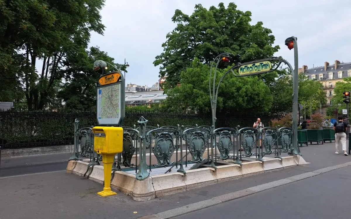 Photos d'un escalier menant au métro