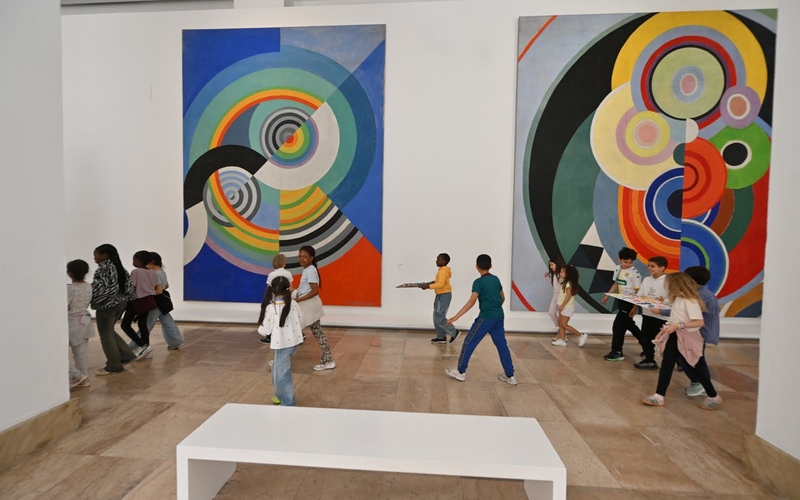 déambulation des enfants dans le musée d'art moderne devant d'immenses oeuvres colorées