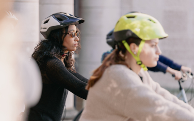 Trois personnes suivent le cours de vélo pour adulte à la cité U.