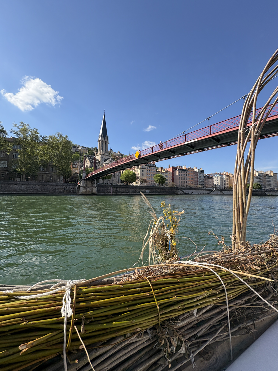 Mr. &amp; Mr. passe par Lyon, on voit des monuments depuis le bateau