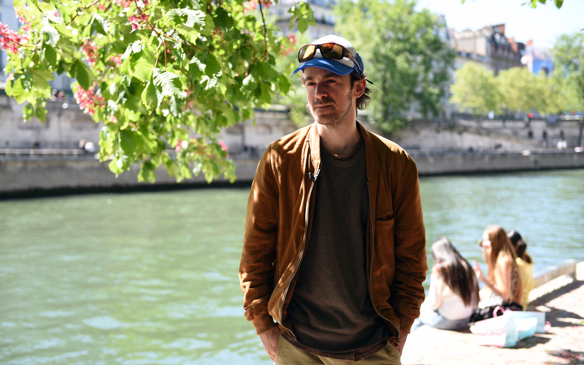 Bill François, biophysicien et écrivain français, sur les berges de Seine.