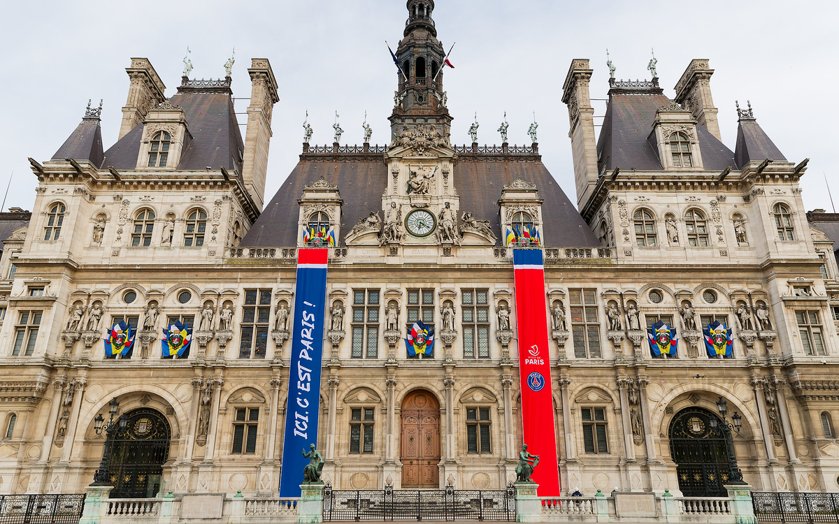 Deux grandes banderoles rouge et bleu ont été installées sur la façade de l'hôtel de ville, symbole de l’engagement de Paris derrière son équipe.