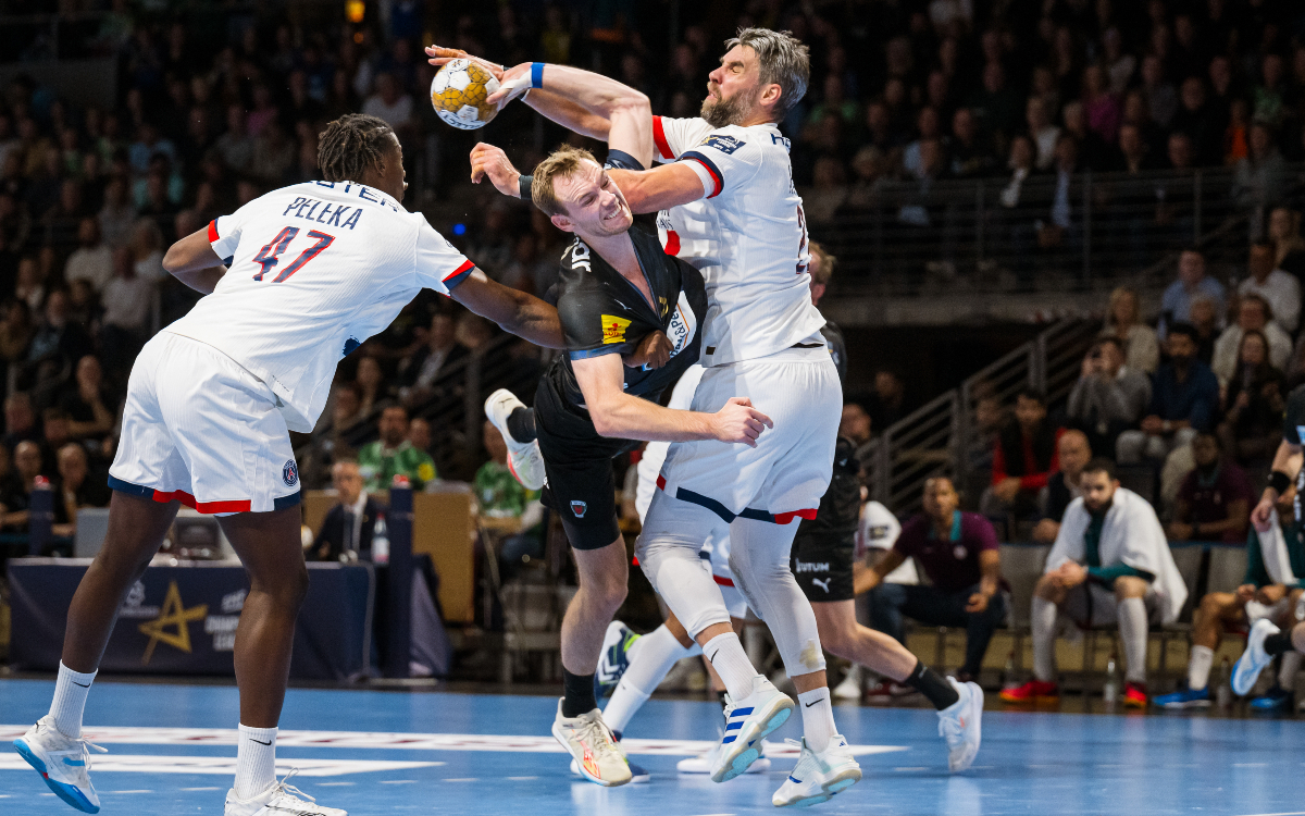 Les joueurs de handball Wallem Peleka du Paris Saint-Germain, Mathias Gidsel du Füchse Berlin et Luka Karabatic du Paris Saint-Germain lors du match de Ligue des champions EHF entre le Füchse Berlin et le Paris Saint-Germain à la Max-Schmeling-Halle le 24 octobre 2024 à Berlin, en Allemagne.