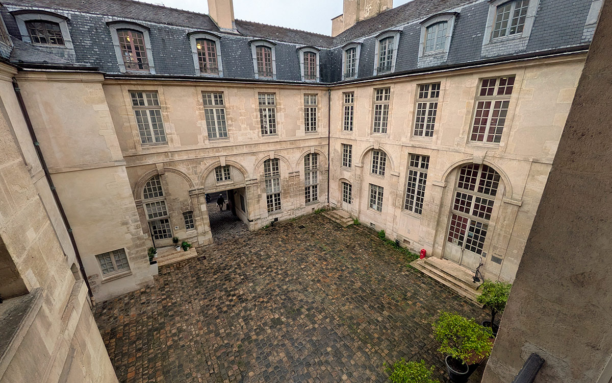 Cours de l'Hôtel d'Albret à Paris dans le 4e