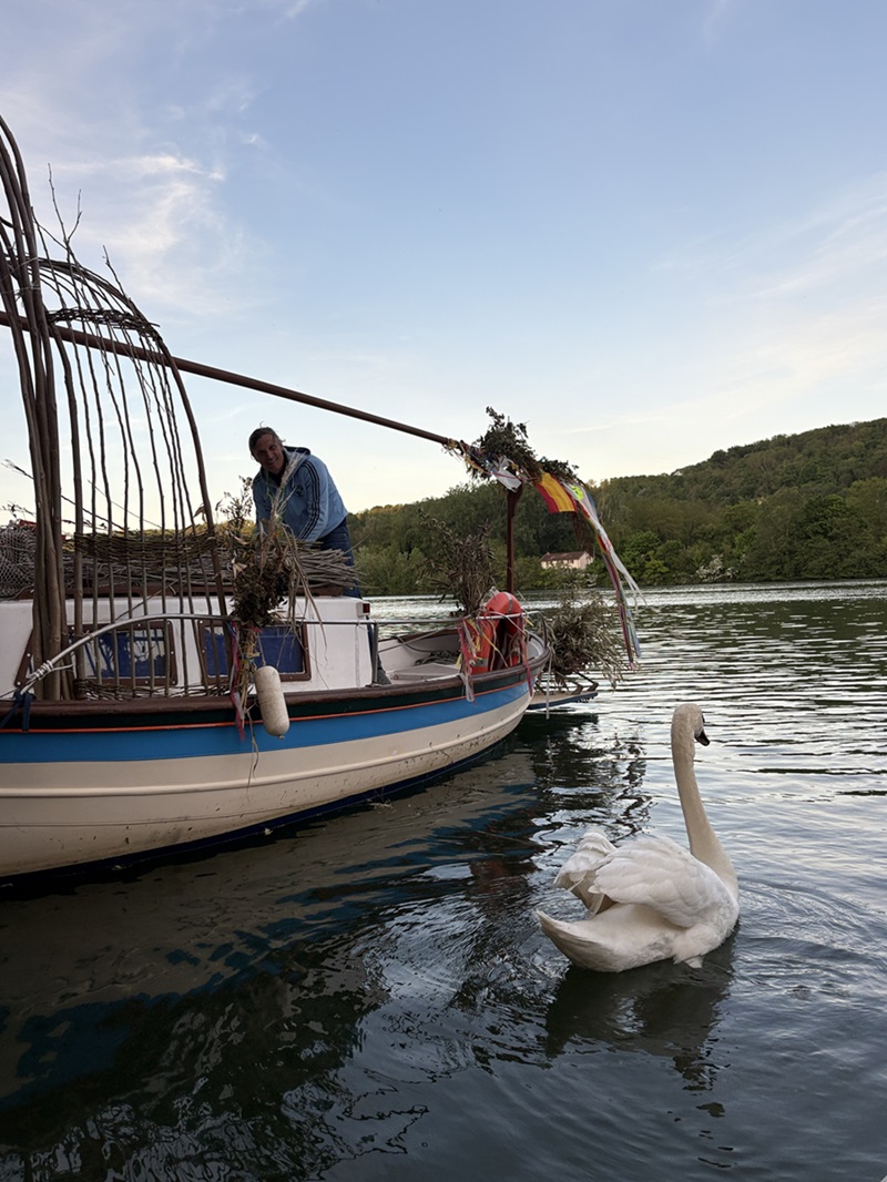 Mr.et Mr. leur bateau et un cygne