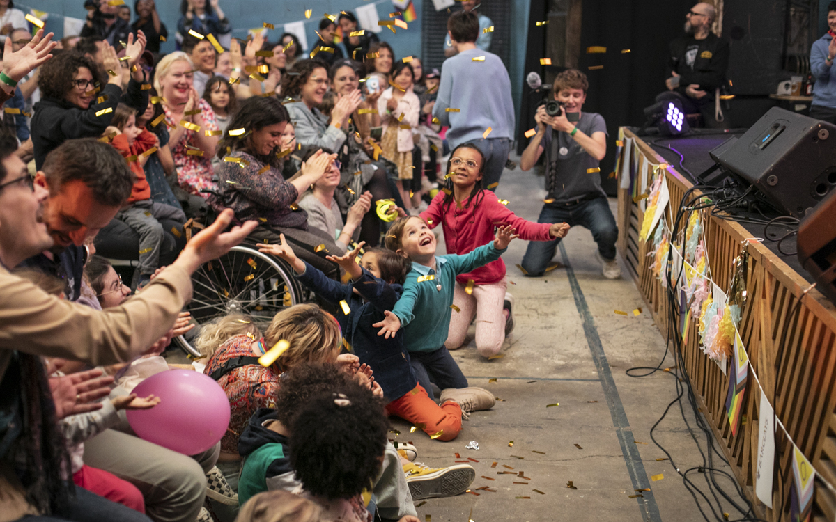 Enfants et parents sous une pluie de confettis