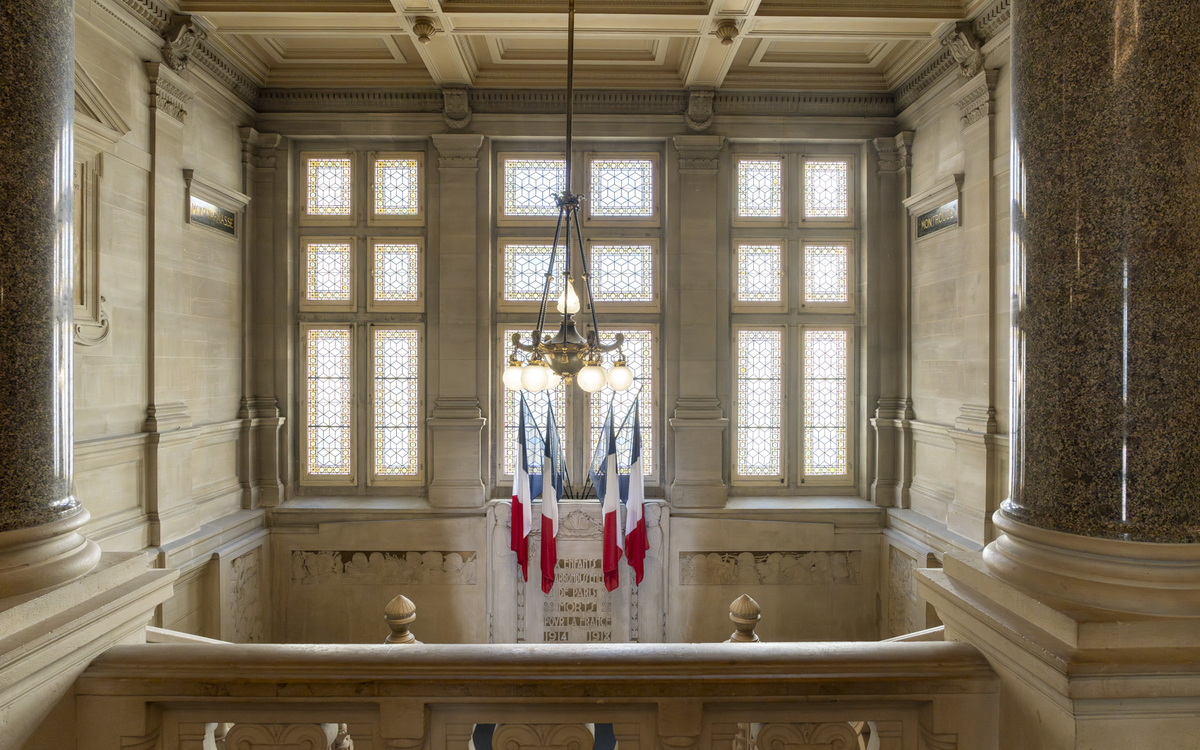 Vue sur les vitraux des escaliers et des drapeaux tricolores