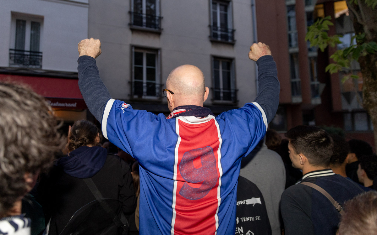 Des supporters regardant la demie-finale PSG/Bayern, dans le quartier Buttes au cailles, 13e.