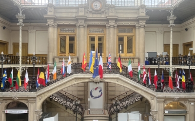 Les drapeaux des pays de l'Union européenne à la mairie du 18e