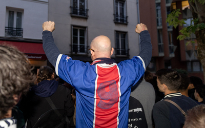 Des supporters regardant la demie-finale PSG/Bayern, dans le quartier Buttes au cailles, 13e.