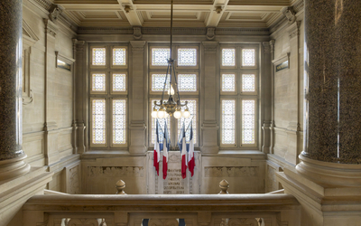 Vue sur les vitraux des escaliers et des drapeaux tricolores
