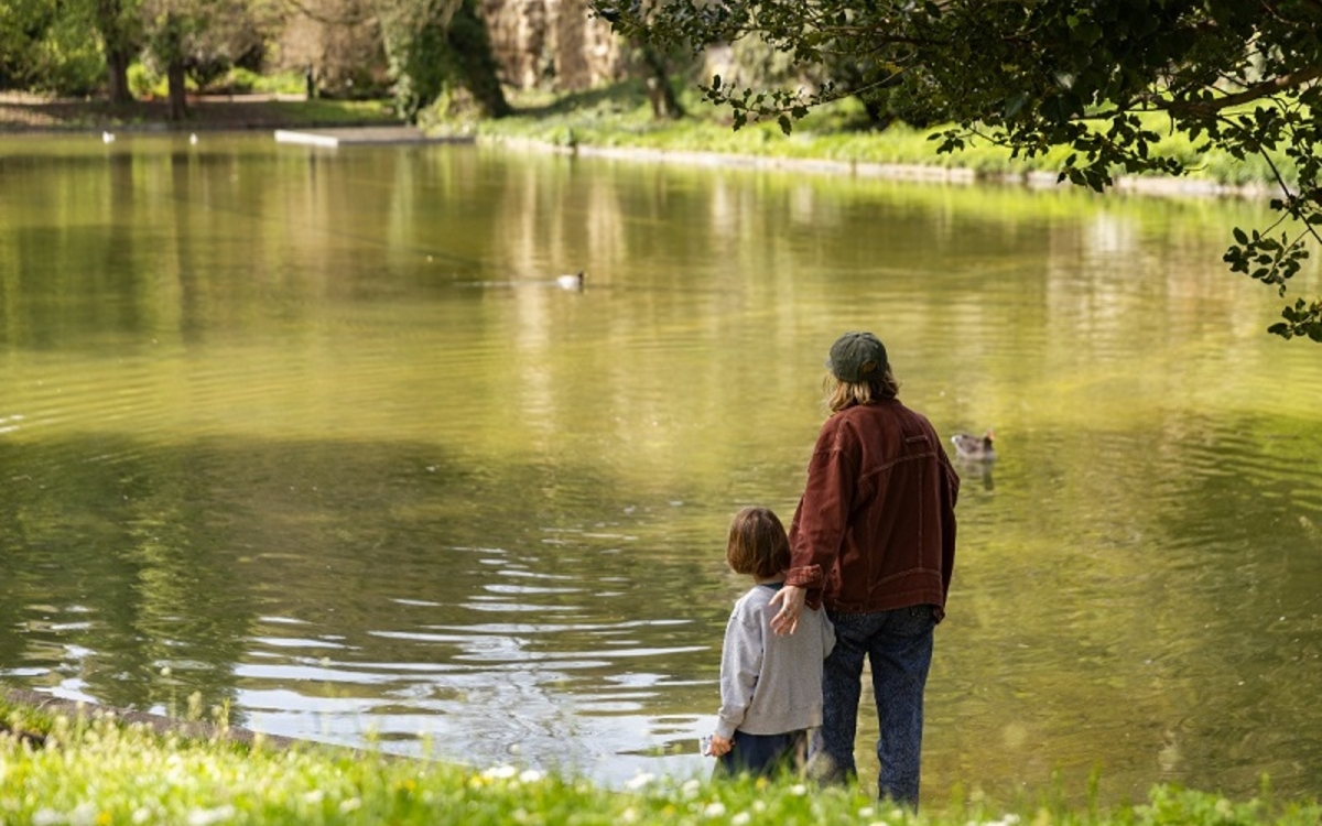 Mère et enfant près d'un lac