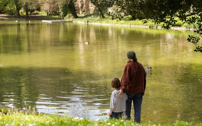 Mère et enfant près d'un lac