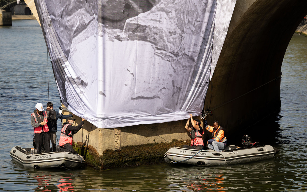 Installation sur le Pont Neuf de la Caverne de l'artiste JR.