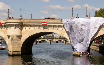 Installation de la Caverne de l'artiste JR, sur le Pont Neuf.