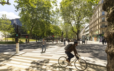Photo d'un cycliste en train de rouler sur les nouveaux aménagement cyclables autour de la place du Colonel Fabien