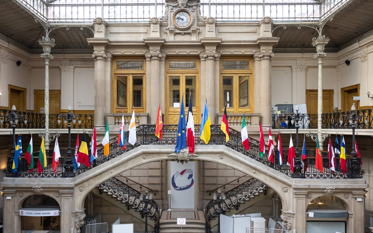 Les drapeaux europeens dans le hall central de la mairie du 18e