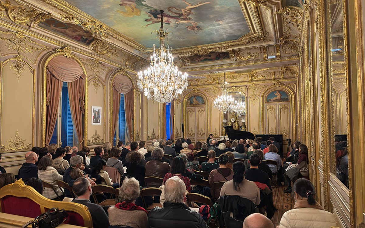 Salle des mariages de la mairie du 8e accueillant un concert de piano