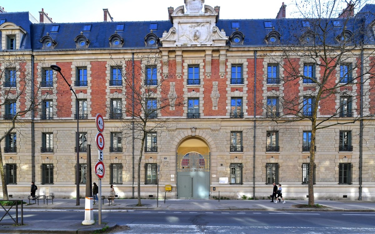 vue de la caserne exelmans depuis la rue