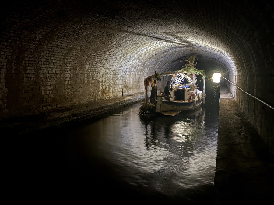 Une péniche dans la pénombre sur la Seine
