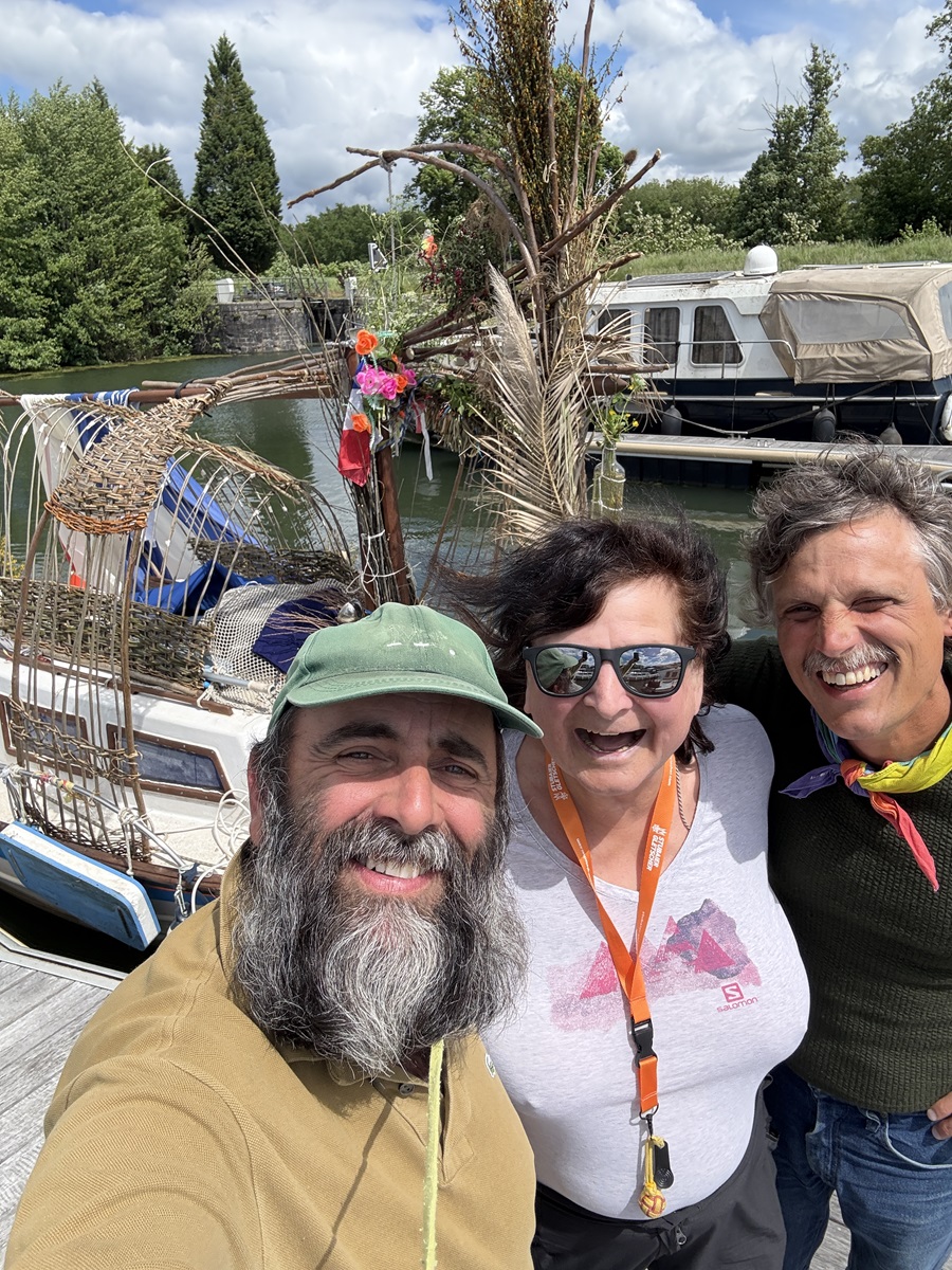 Des personnes sur une péniche