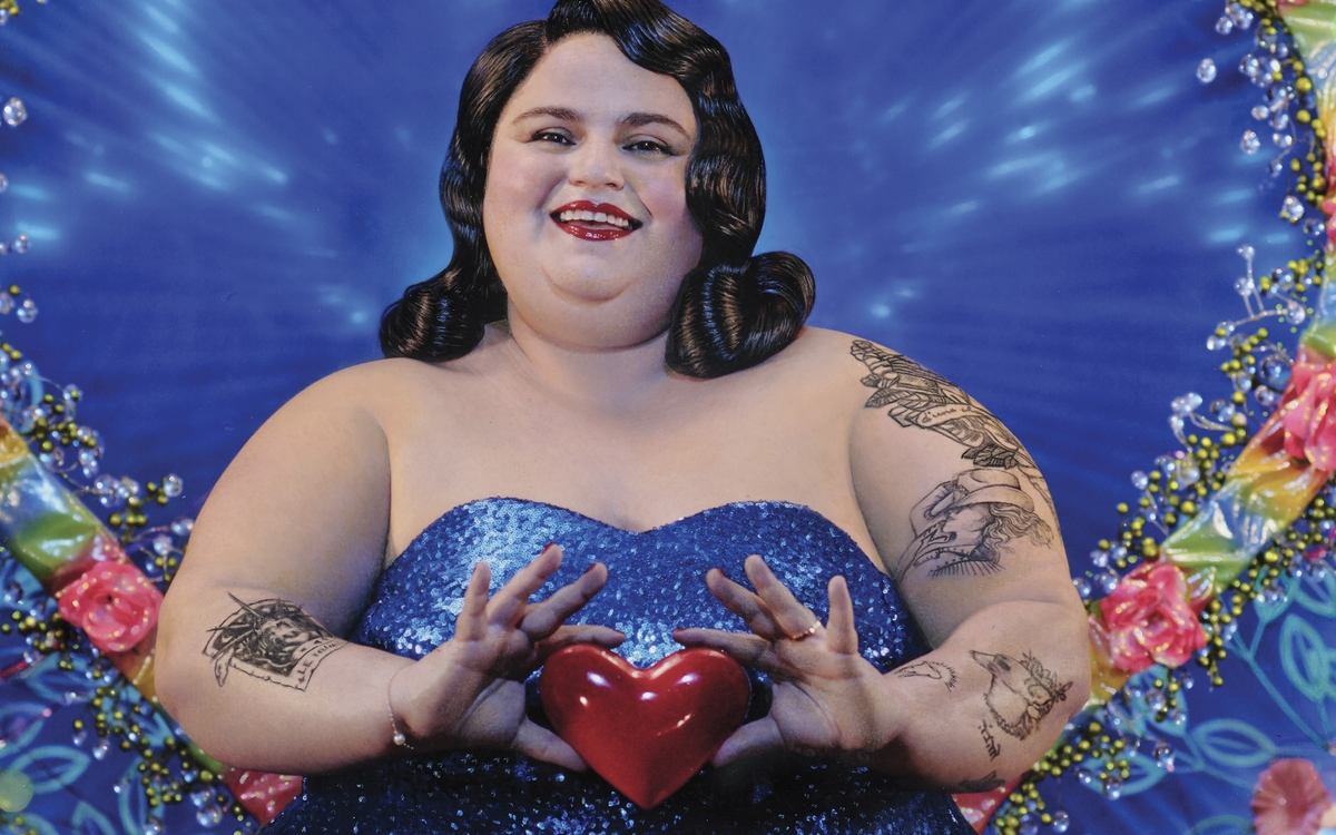 femme auréolée d'un coeur fleuri