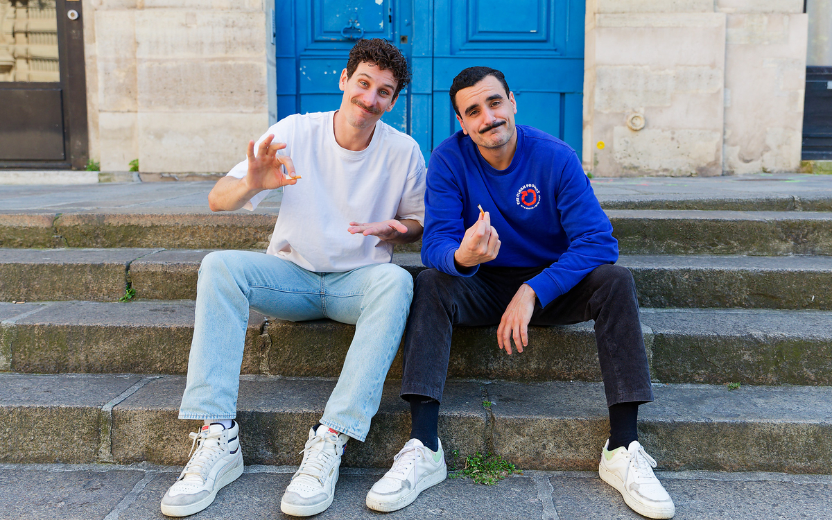 Portrait de deux hommes assis sur des marches