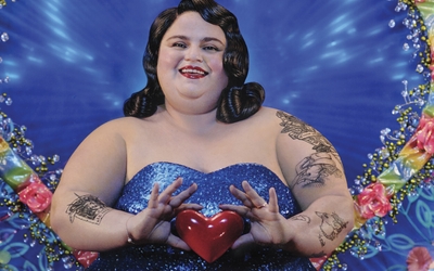 femme auréolée d'un coeur fleuri